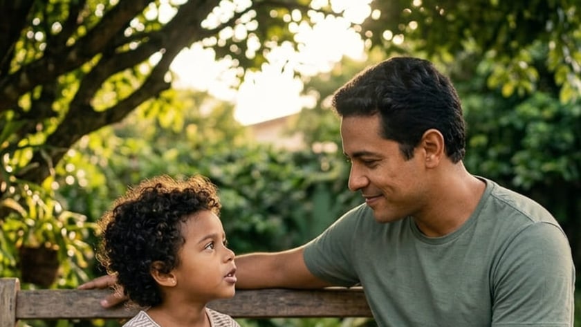 Homem e criança de mãos dadas, sentados num banco de madeira em um jardim.