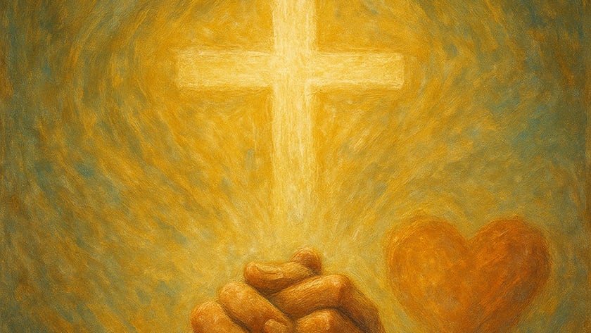 Mãos entrelaçadas em oração diante de uma cruz luminosa e de um coração laranja.