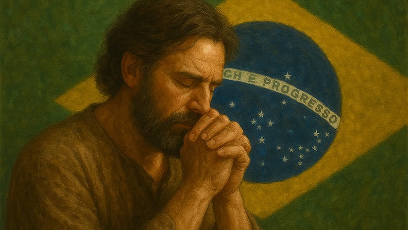 Homem barbudo de túnica marrom reza de mãos juntas diante da bandeira do Brasil: "PROGRESSO".