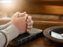 Oração para entregar o dízimo com fé e confiar na provisão de Deus
