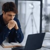 Oração para quem enfrenta conflitos entre fé e ciência no trabalho