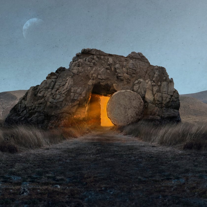 Rocha com entrada de caverna brilhando em laranja, pedra redonda ao lado, campo e lua ao fundo.