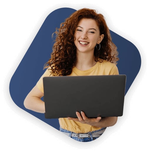 Retrato de uma jovem feliz segurando laptop