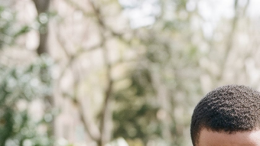 Um homem e uma mulher sentados num banco de parque, de olhos fechados e mãos unidas.