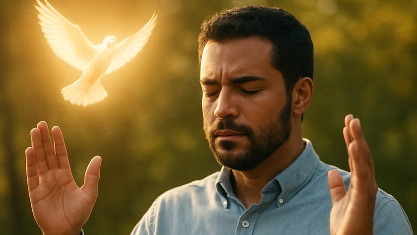 Homem de barba, olhos fechados e mãos erguidas, ao ar livre, com uma pomba brilhante ao lado.