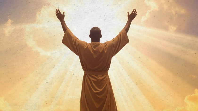 Homem careca de costas, com túnica e braços erguidos, diante de raios de sol e nuvens.