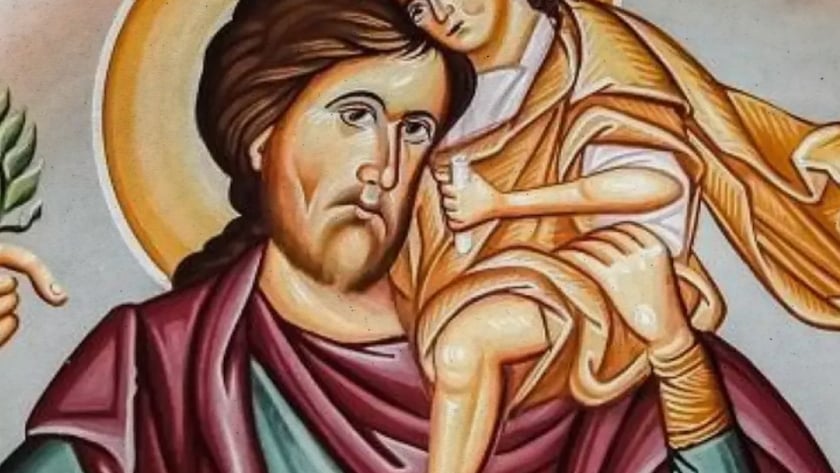 Homem barbado com auréola carrega uma criança com auréola no ombro; texto "IC XC".
