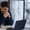 Oração para quem enfrenta conflitos entre fé e ciência no trabalho
