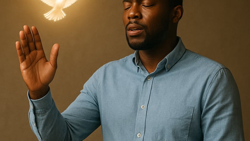 Homem de camisa azul, de olhos fechados, ora atrás de um púlpito com uma pomba luminosa.