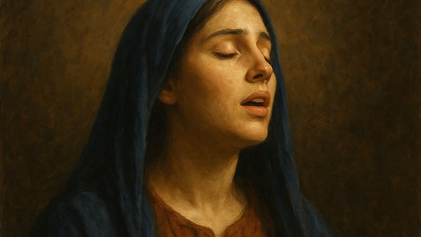 Mulher de manto azul na cabeça, olhos fechados, com a mão sobre o peito.