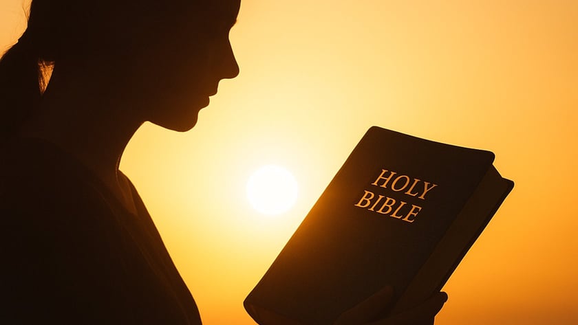Silhueta de uma mulher lendo uma Bíblia ao pôr do sol: "HOLY BIBLE".