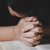 Como aumentar a confiança em Deus por meio da oração?