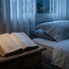 Versículos bíblicos de boa noite: 8 mensagens de paz para um sono tranquilo
