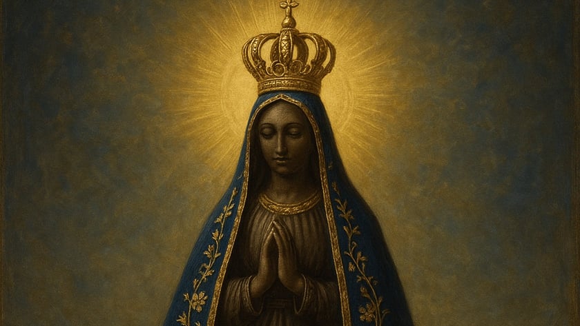 Figura feminina coroada, de mãos postas, com manto azul bordado em dourado sobre uma lua crescente.