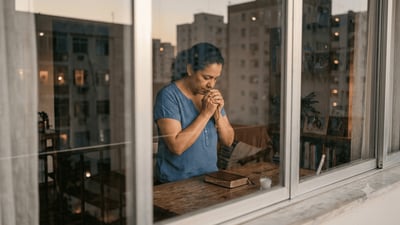 Oração por despertar espiritual, proteção no caminho e restauração da fé do parente