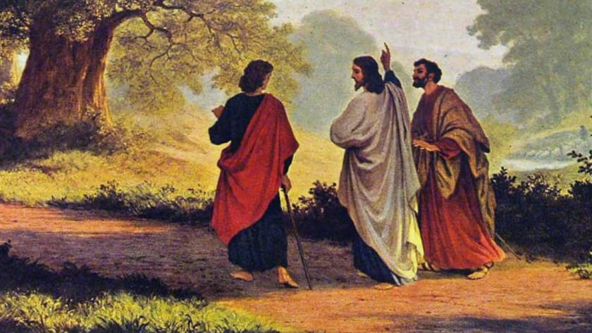 Três homens de túnicas caminham por uma estrada de terra entre árvores; um aponta para o céu.
