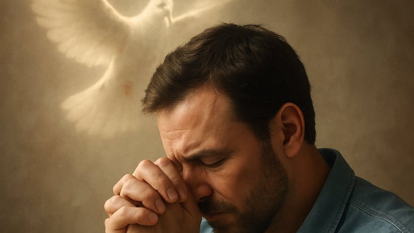 Homem de barba, camisa jeans azul, de olhos fechados e mãos postas junto ao rosto