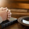Oração para entregar o dízimo com fé e confiar na provisão de Deus