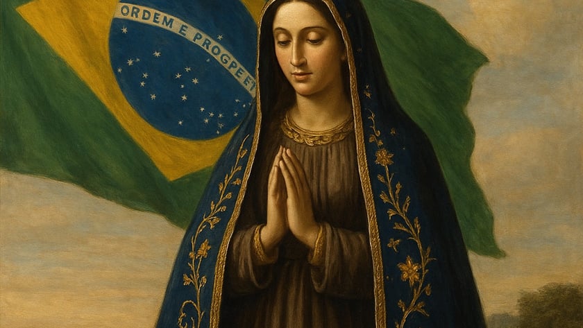 Mulher de manto azul e coroa dourada reza diante da bandeira do Brasil: "ORDEM E PROGRESSO".