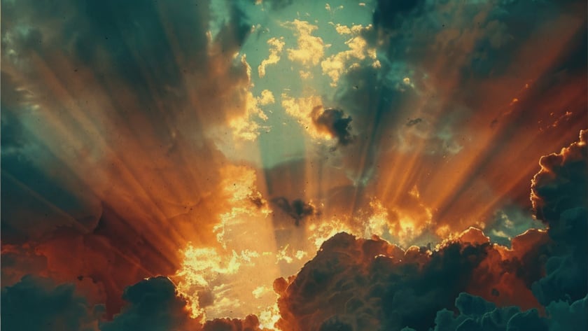 Raios de sol atravessam nuvens escuras e douradas em um céu esverdeado.