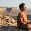 O silêncio como terapia: O poder de calar as vozes externas para ouvir a própria alma