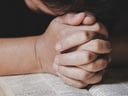 Como aumentar a confiança em Deus por meio da oração?