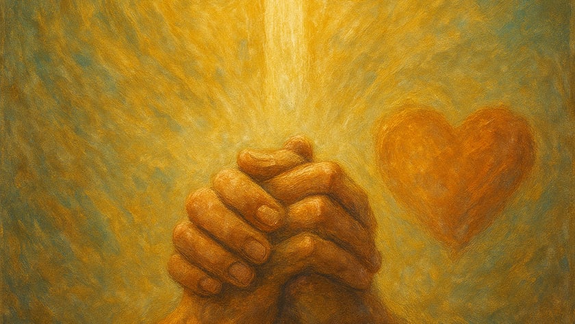 Mãos entrelaçadas em oração diante de uma cruz luminosa e de um coração laranja.