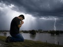 Oração por calmaria na tempestade, preservação de vidas e abrigo seguro na tempestade