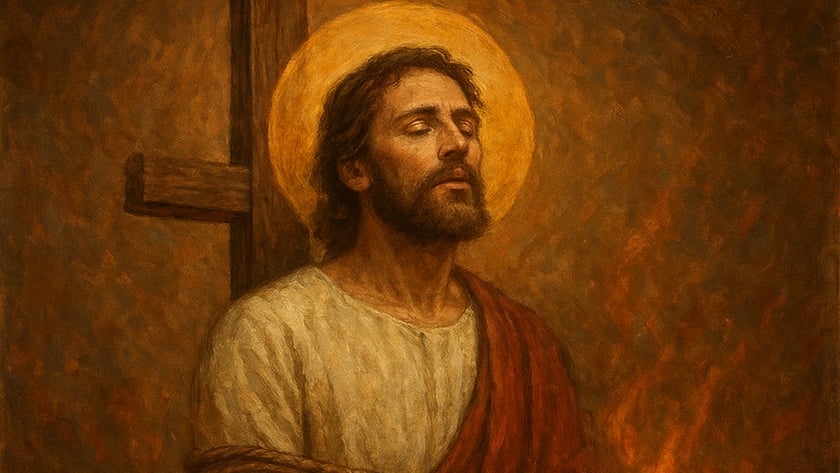 Homem barbudo com auréola, amarrado diante de uma cruz de madeira, cercado por chamas.