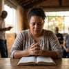 Oração por cura das memórias da infância, acolhimento divino e restauração da criança interior