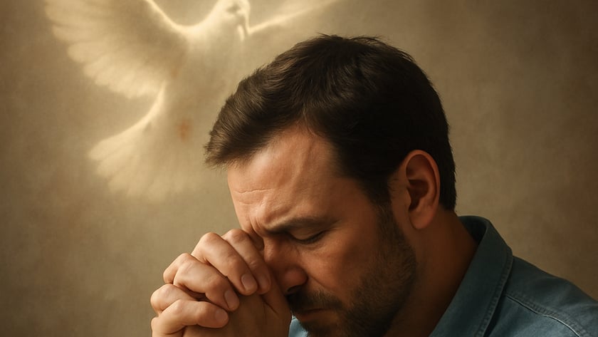 Homem de barba, camisa jeans azul, de olhos fechados e mãos postas junto ao rosto
