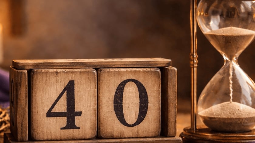 Ampulheta de latão ao lado de blocos de madeira com o número "40", sobre mesa rústica.