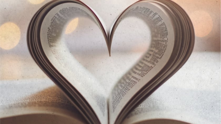 Páginas de um livro aberto dobradas formando o formato de um coração.