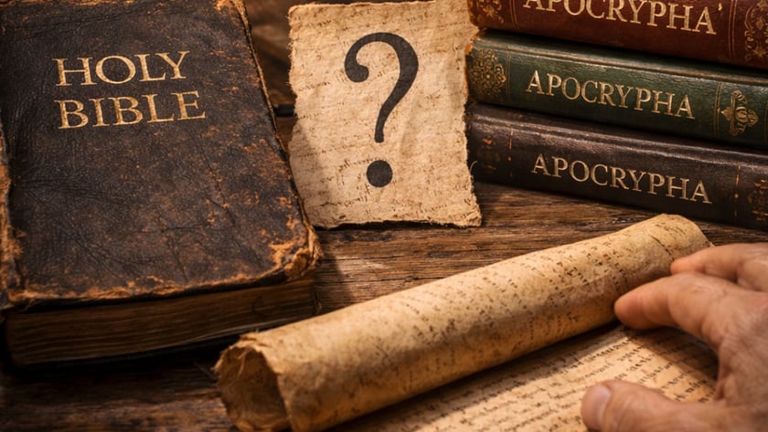 Bíblia antiga ao lado de livros "APOCRYPHA", pergaminho e papel com interrogação.