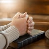 Oração para entregar o dízimo com fé e confiar na provisão de Deus