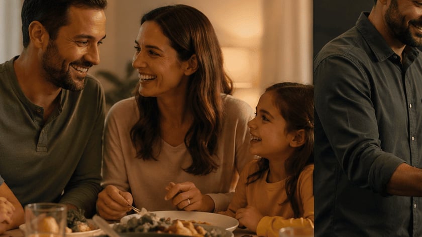 Família com pai, mãe e dois filhos sorrindo à mesa durante uma refeição.