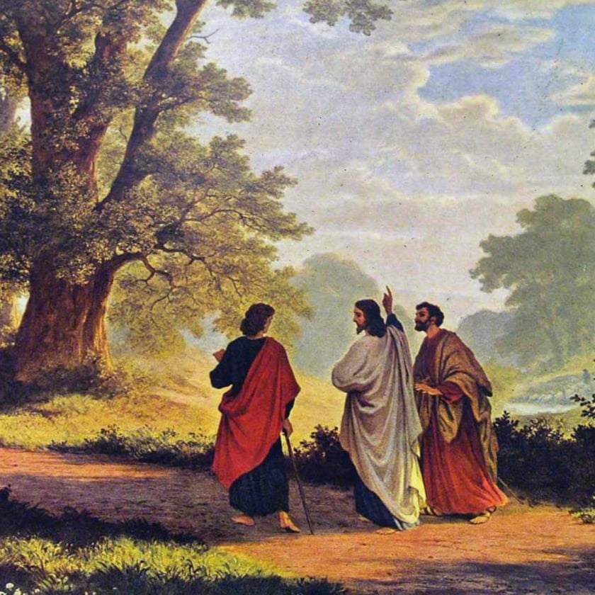 Três homens de mantos coloridos caminham por uma estrada de terra entre árvores; um aponta