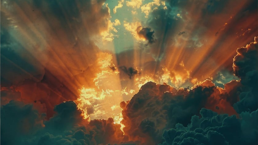 Raios de sol atravessam nuvens escuras e douradas em um céu esverdeado.