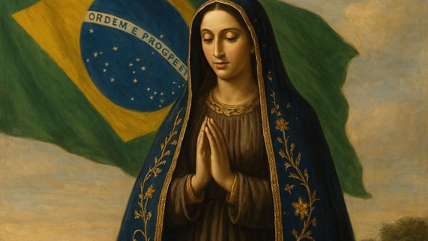Mulher de manto azul e coroa dourada reza diante da bandeira do Brasil: "ORDEM E PROGRESSO".