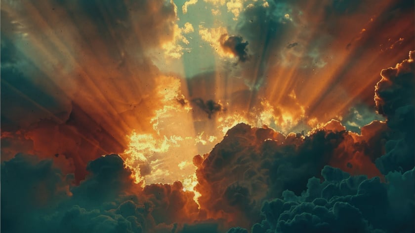 Raios de sol atravessam nuvens escuras e douradas em um céu esverdeado.