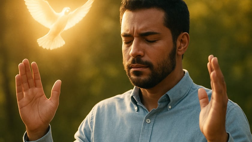 Homem de barba, olhos fechados e mãos erguidas, ao ar livre, com uma pomba brilhante ao lado.