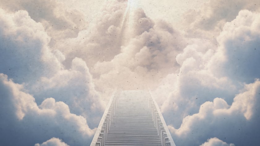 Longa escada de degraus cinzentos subindo entre nuvens grandes em direção a uma luz no céu.