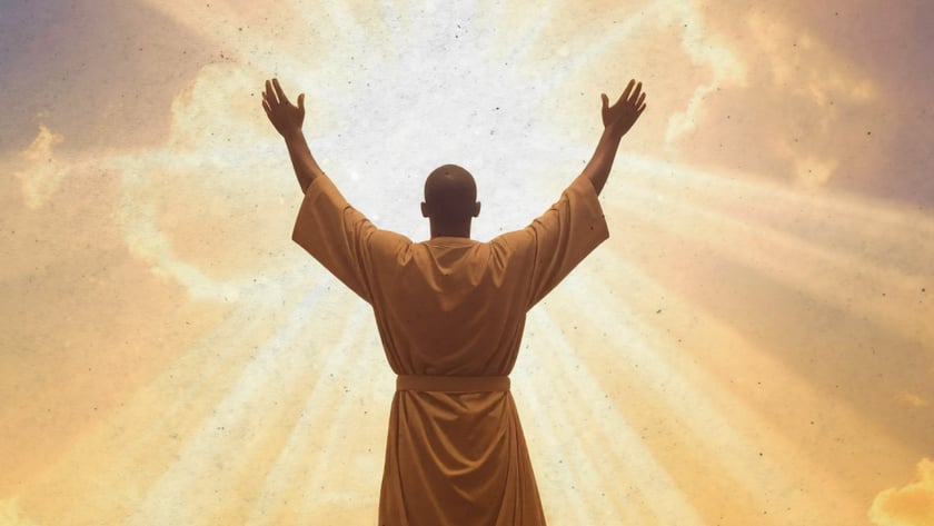 Homem careca de costas, com túnica e braços erguidos, diante de raios de sol e nuvens.