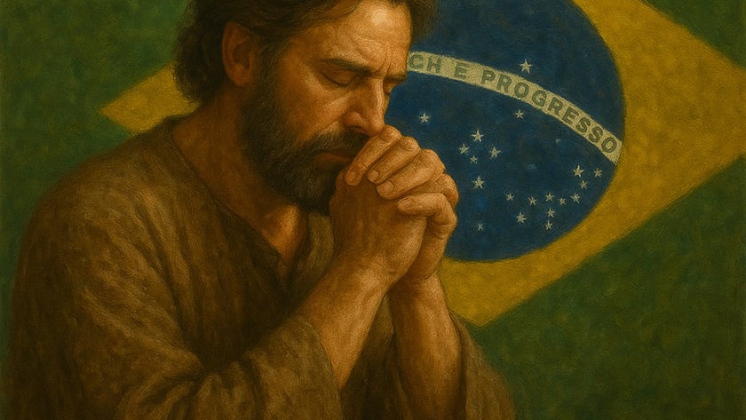 Homem barbudo de túnica marrom reza de mãos juntas diante da bandeira do Brasil: "PROGRESSO".