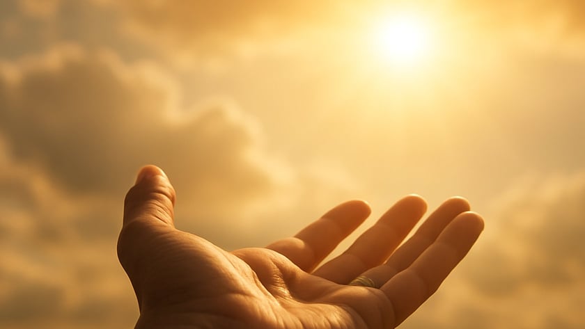 Mão aberta com a palma para cima, estendida em direção ao sol entre nuvens.