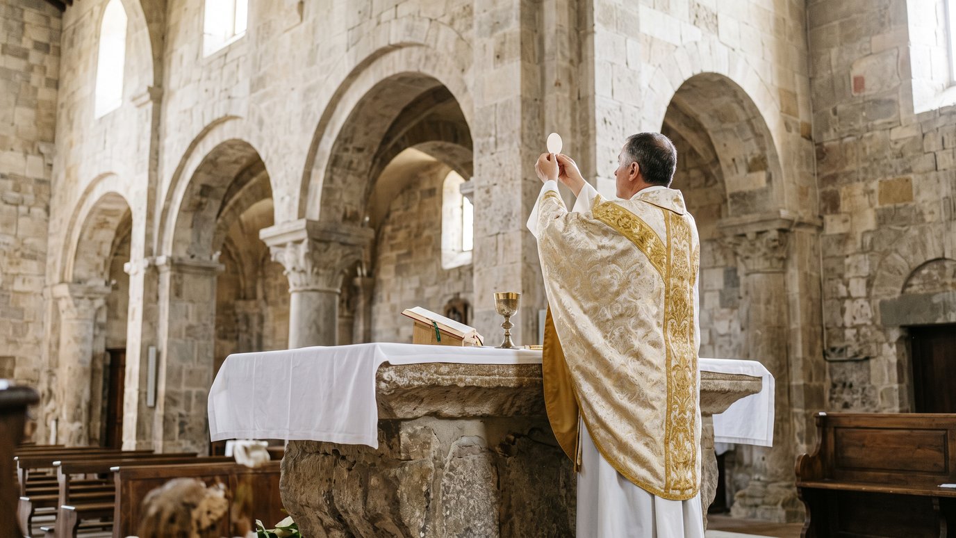 Padre de costas eleva a hóstia diante do altar de pedra em uma igreja antiga.