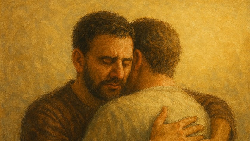 Dois homens se abraçam; um de barba e olhos fechados apoia o rosto no ombro do outro.
