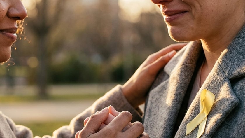 Duas mulheres de casaco se olham em um parque, de mãos dadas; uma chora.