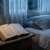 Versículos bíblicos de boa noite: 8 mensagens de paz para um sono tranquilo
