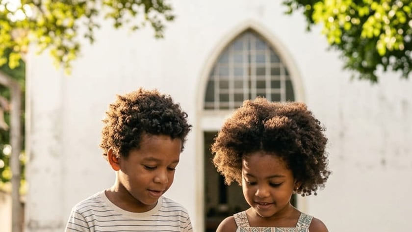 Dois irmãos sentados num banco leem juntos um livro, diante de uma igreja branca.